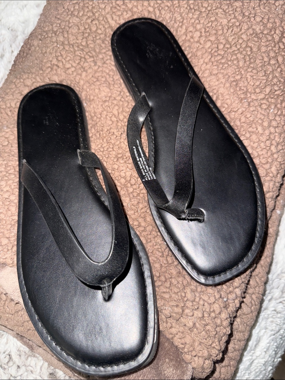 Universal Thread Black Leather Thong Sandals